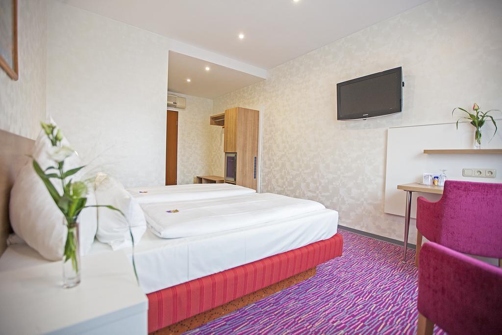 Am Bismarck Hotel MHG Room photo