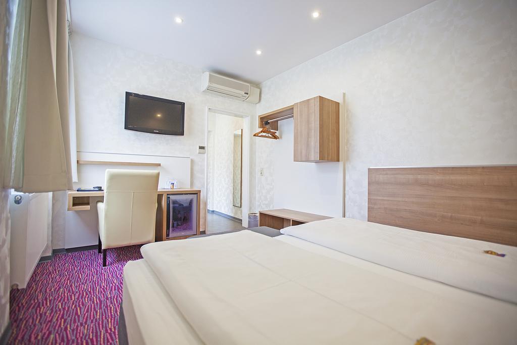 Am Bismarck Hotel MHG Room photo